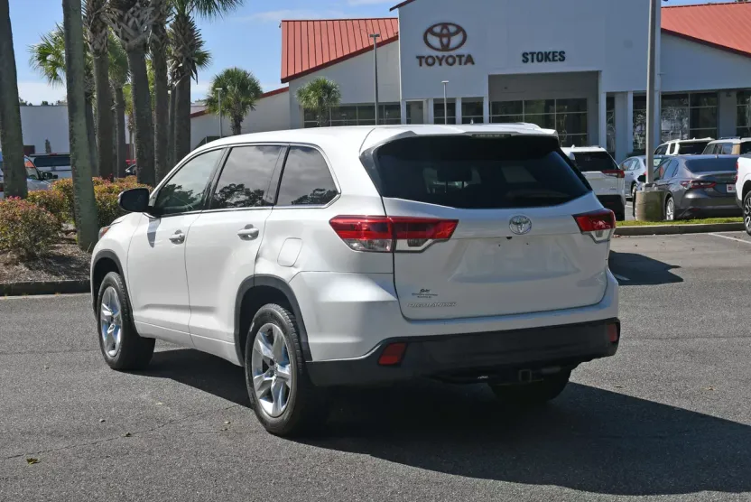 2017 Toyota Highlander LE photo 1