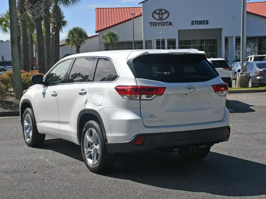 2017 Toyota Highlander LE photo 1
