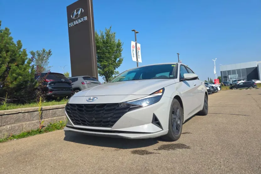 2022 Hyundai Elantra SEL photo 1