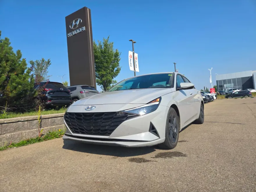 2022 Hyundai Elantra SEL photo 1