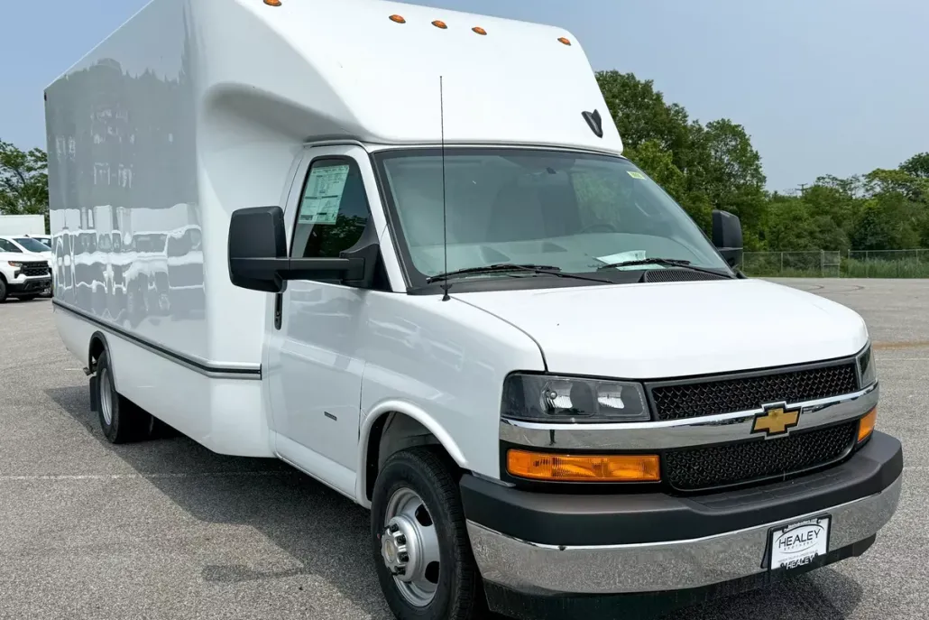 2025 Chevrolet Express 3500 Cutaway Van photo 1