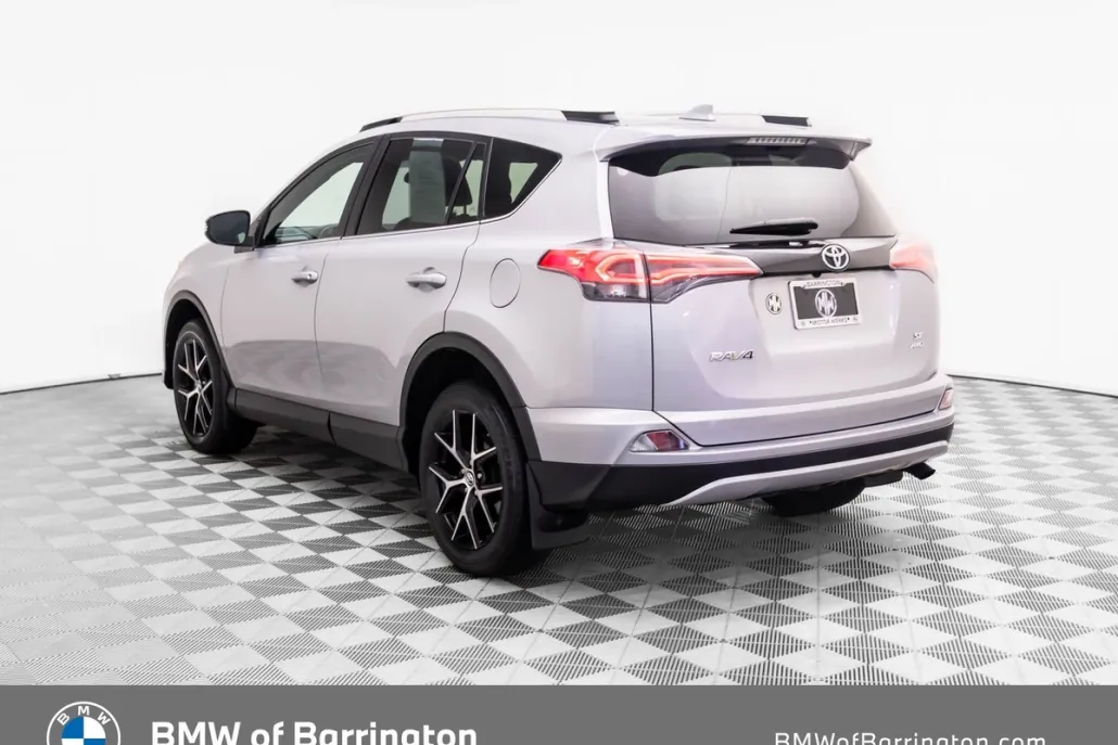 2016 Toyota RAV4 SE photo 1