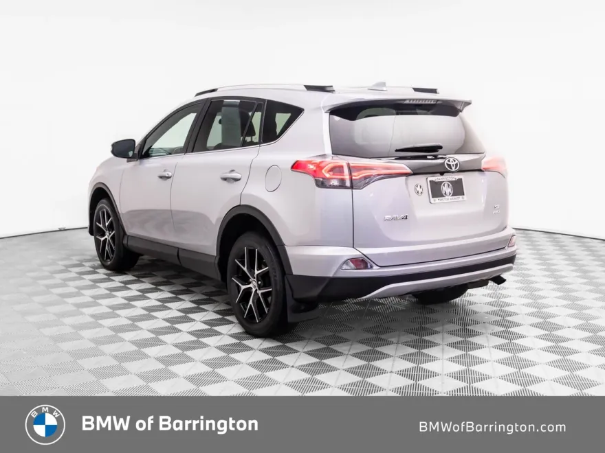 2016 Toyota RAV4 SE photo 1