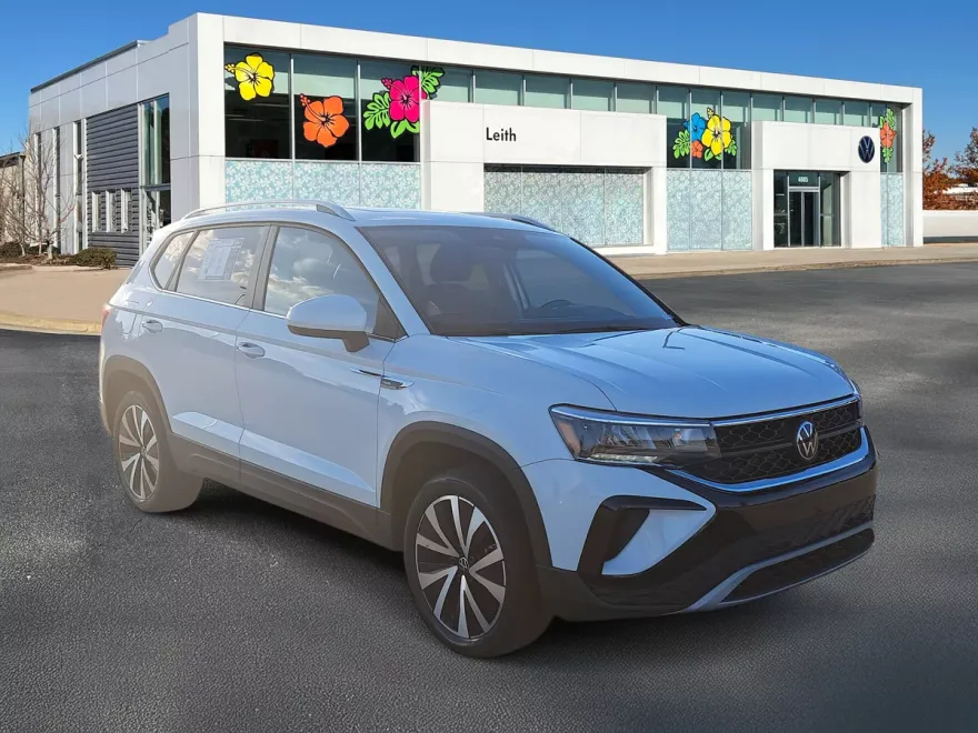 2024 Volkswagen Taos SE photo 1