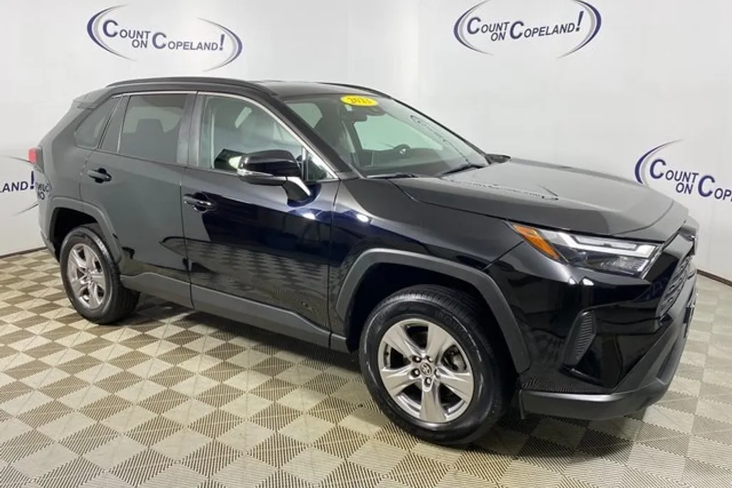 2023 Toyota RAV4 XLE photo 1