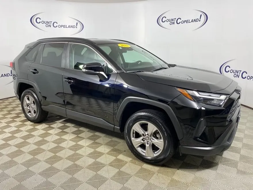 2023 Toyota RAV4 XLE photo 1