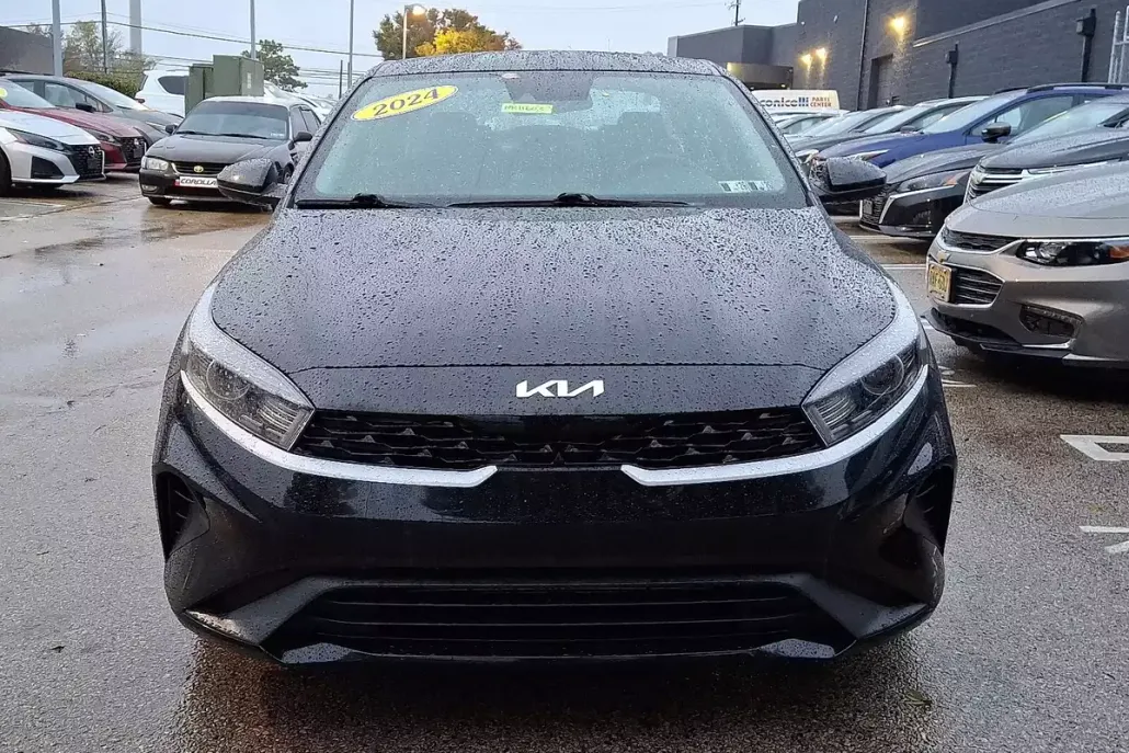 2024 Kia Forte LXS photo 1