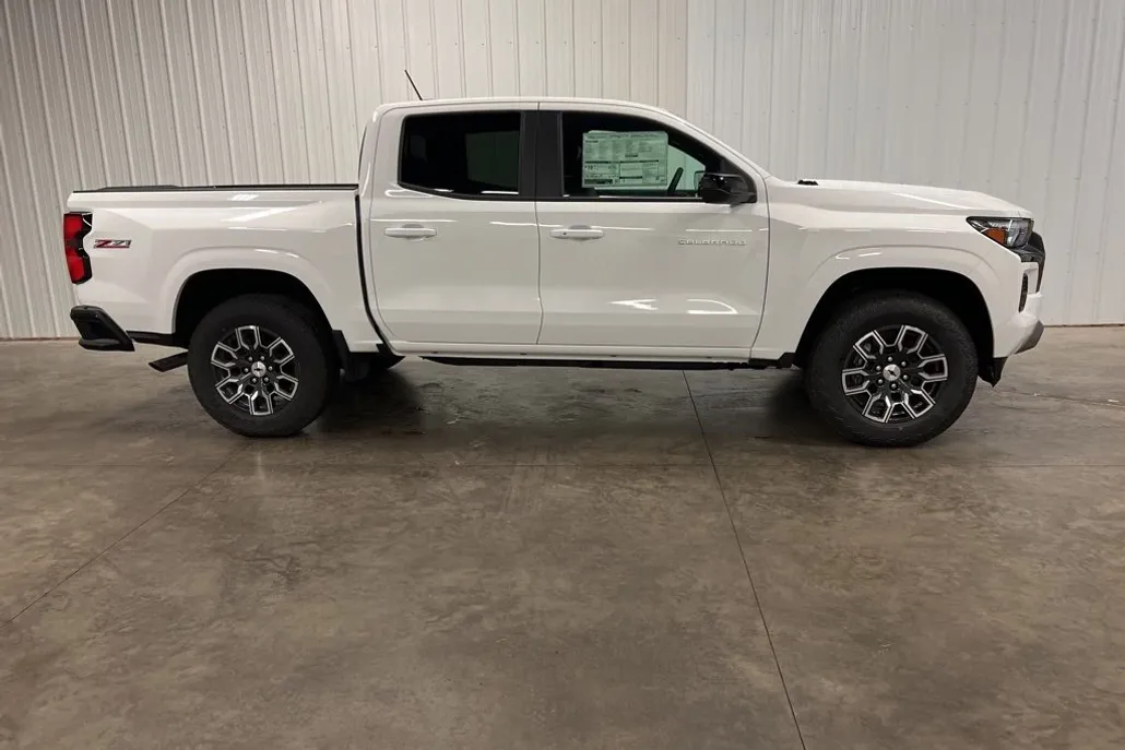 2025 Chevrolet Colorado ZR2 photo 1