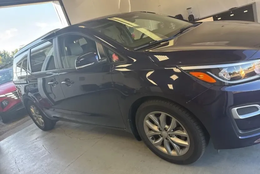2021 Kia Sedona EX photo 1