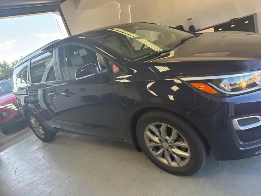 2021 Kia Sedona EX photo 1
