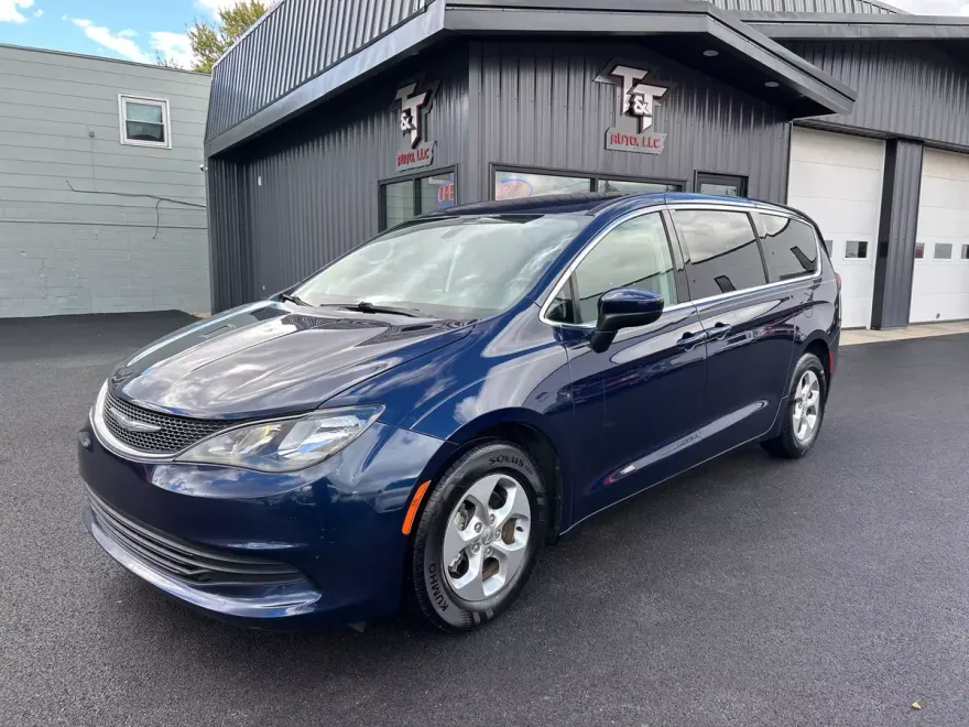2017 Chrysler Pacifica LX photo 1