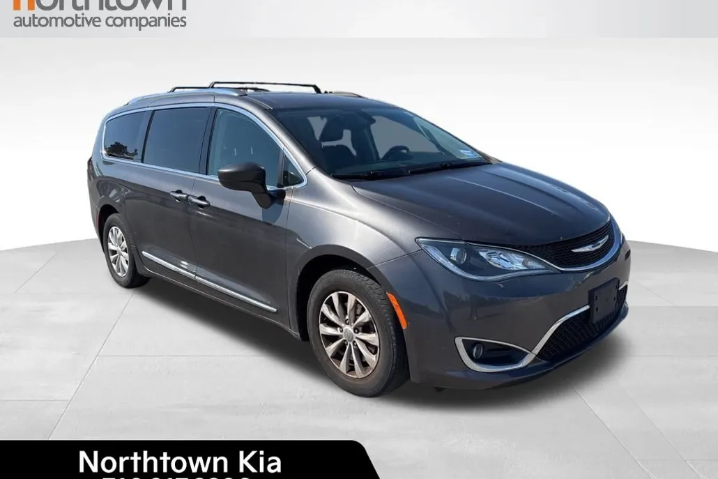 2018 Chrysler Pacifica Touring L photo 1