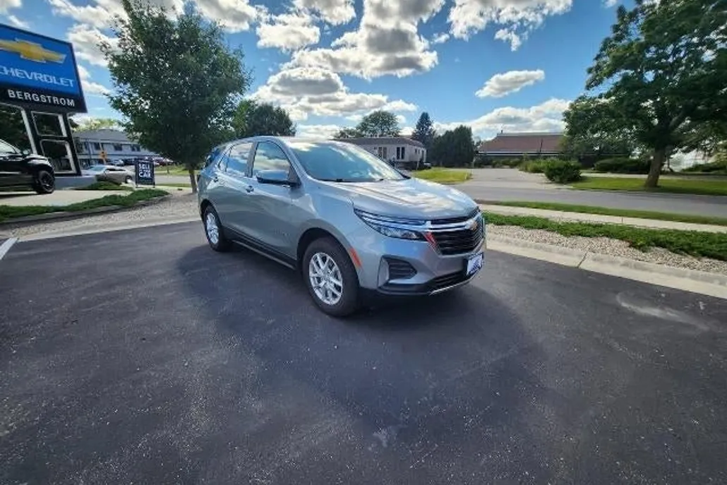 2024 Chevrolet Equinox LT photo 1