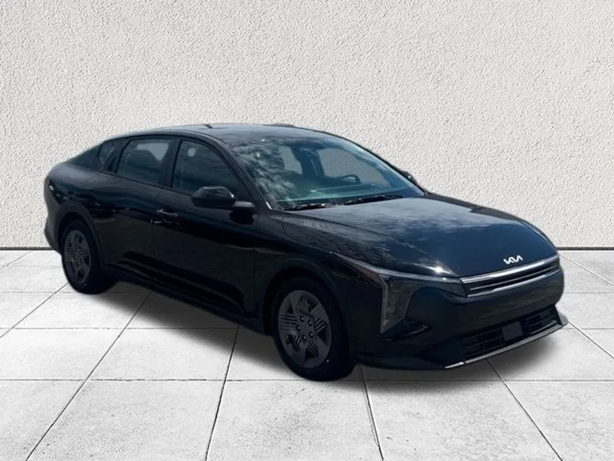 2025 Kia K4 LX photo 1