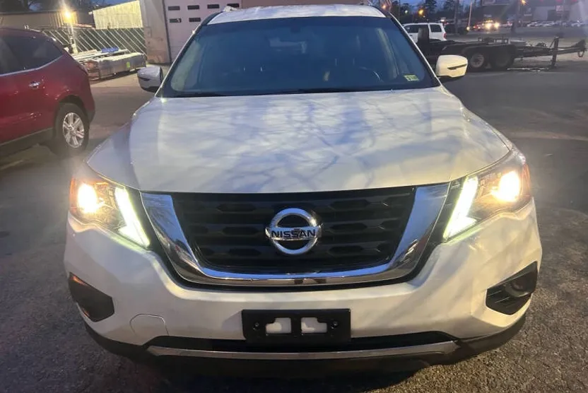 2019 Nissan Pathfinder SV photo 1
