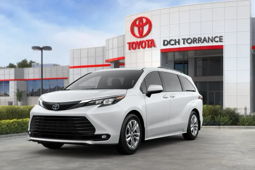 2025 Toyota Sienna XLE photo 1