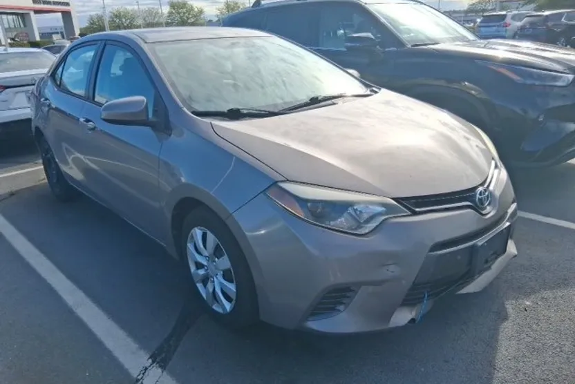 2016 Toyota Corolla LE photo 1