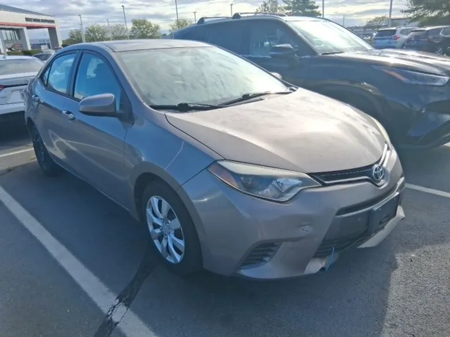 2016 Toyota Corolla LE photo 1