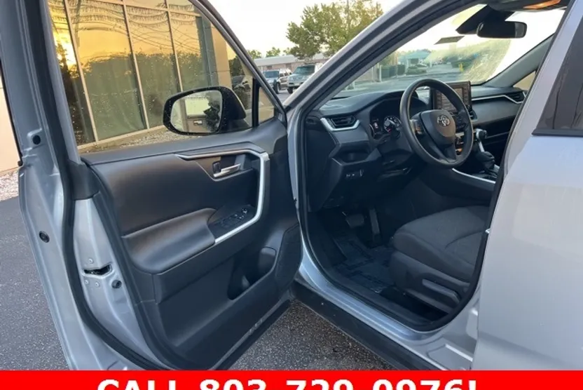 2019 Toyota RAV4 XLE photo 1