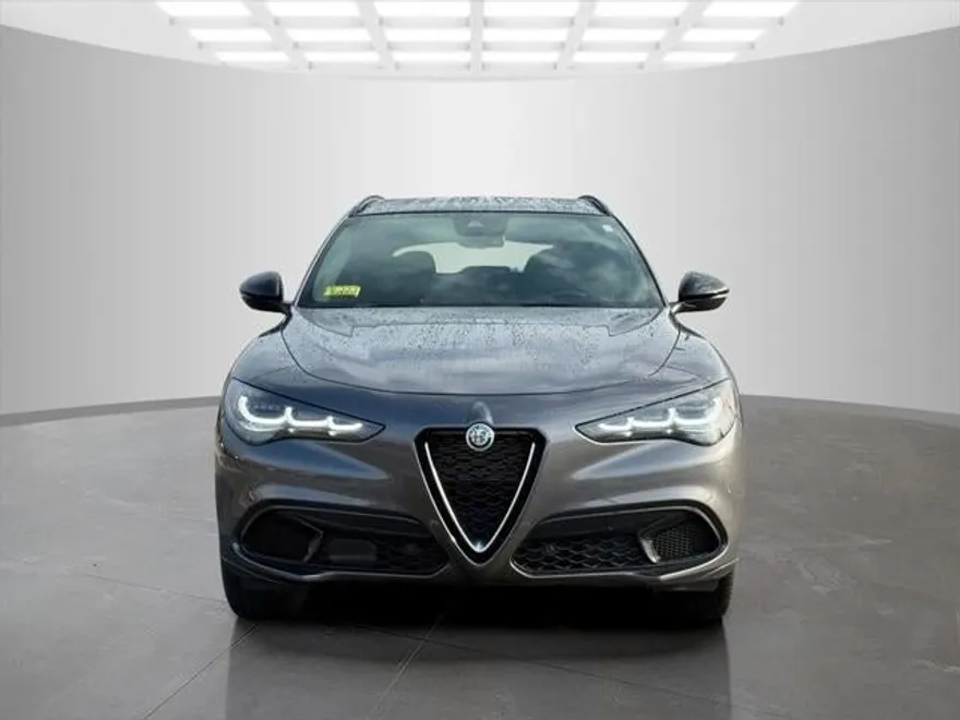 2024 Alfa Romeo Stelvio Ti photo 2