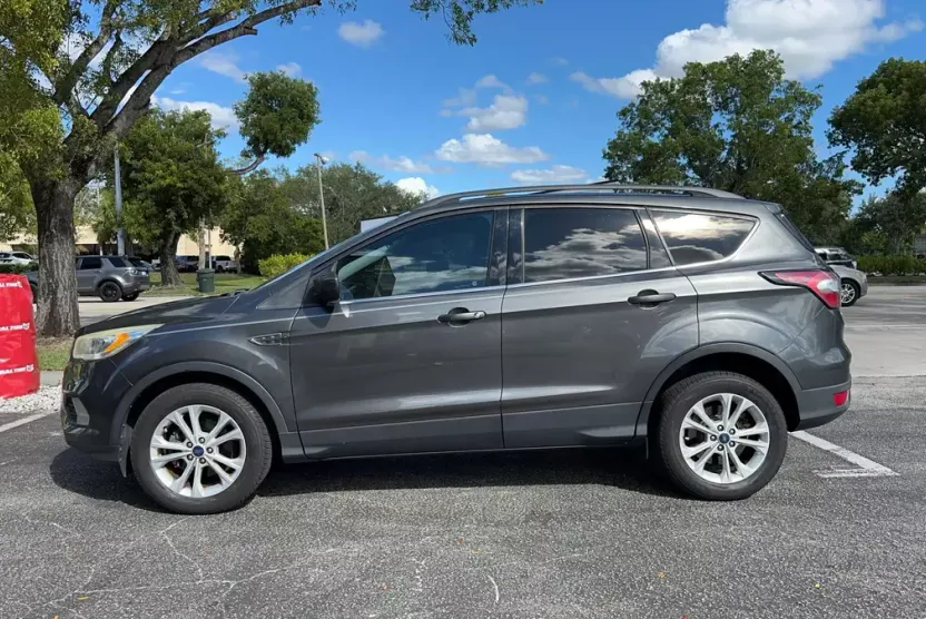 2017 Ford Escape SE Sport photo 1