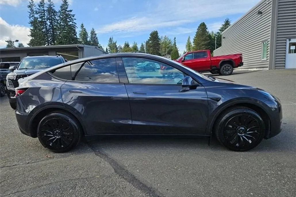 2024 Tesla Model Y Long Range photo 1