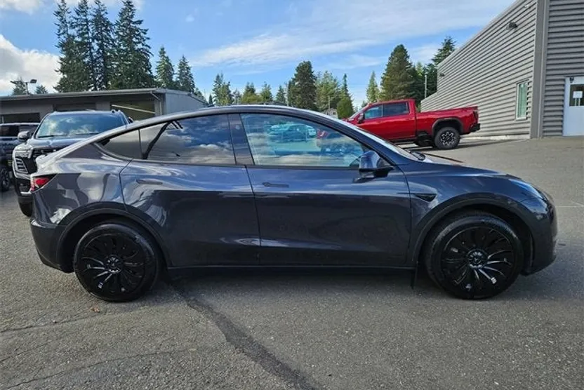 2024 Tesla Model Y Long Range photo 1