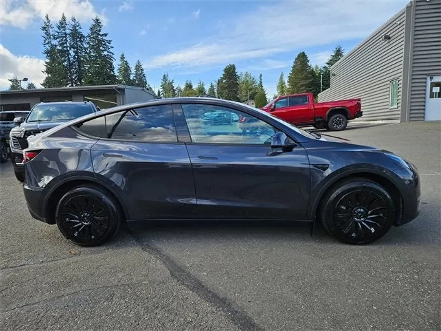 2024 Tesla Model Y Long Range photo 1