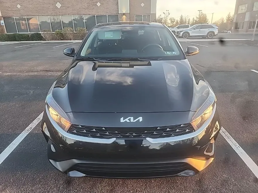 2023 Kia Forte LXS photo 1