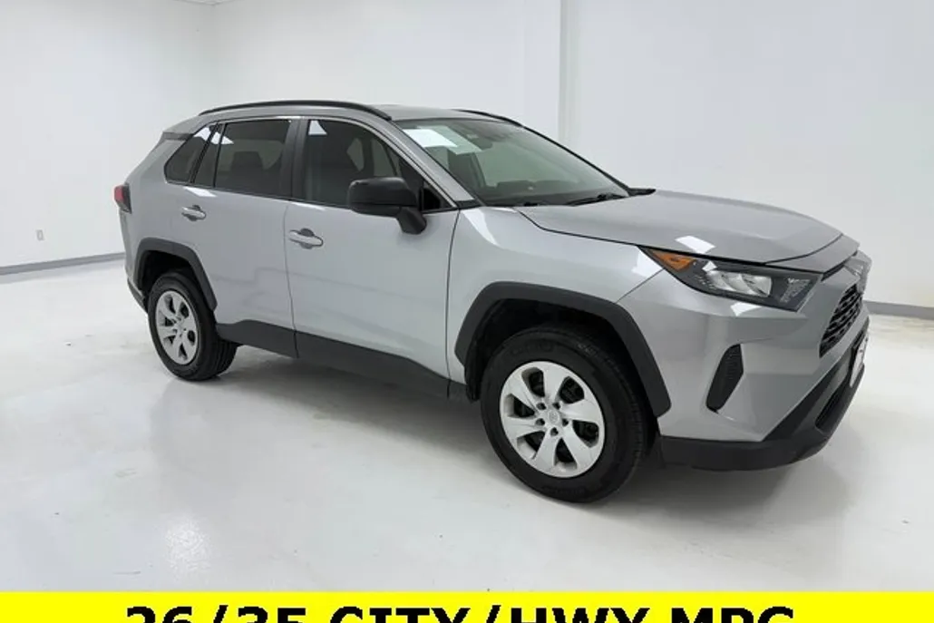 2019 Toyota RAV4 LE photo 1