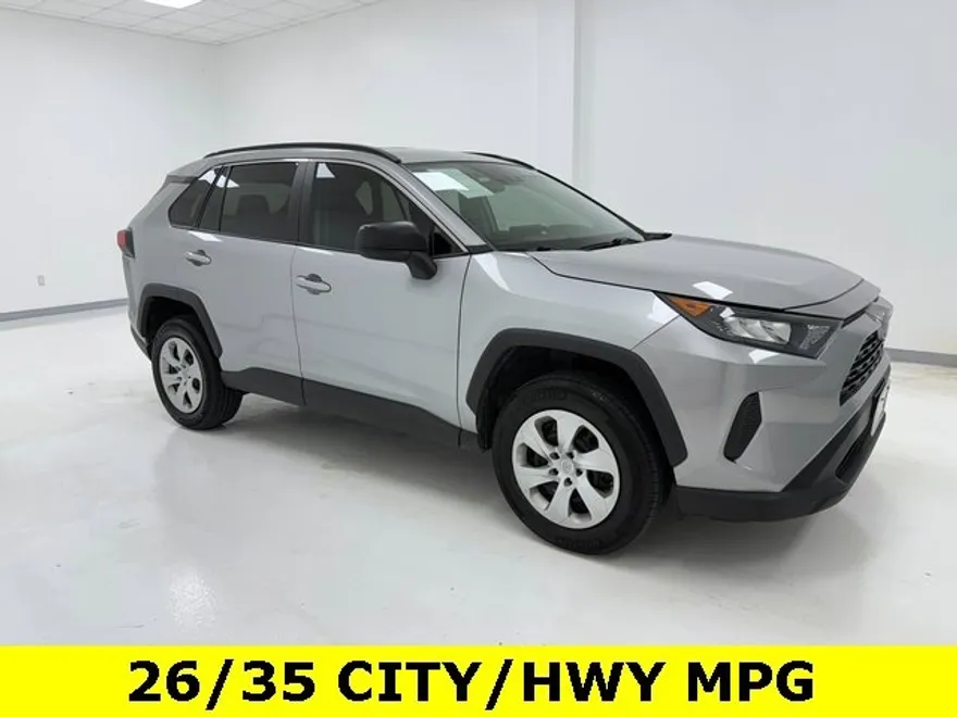 2019 Toyota RAV4 LE photo 1