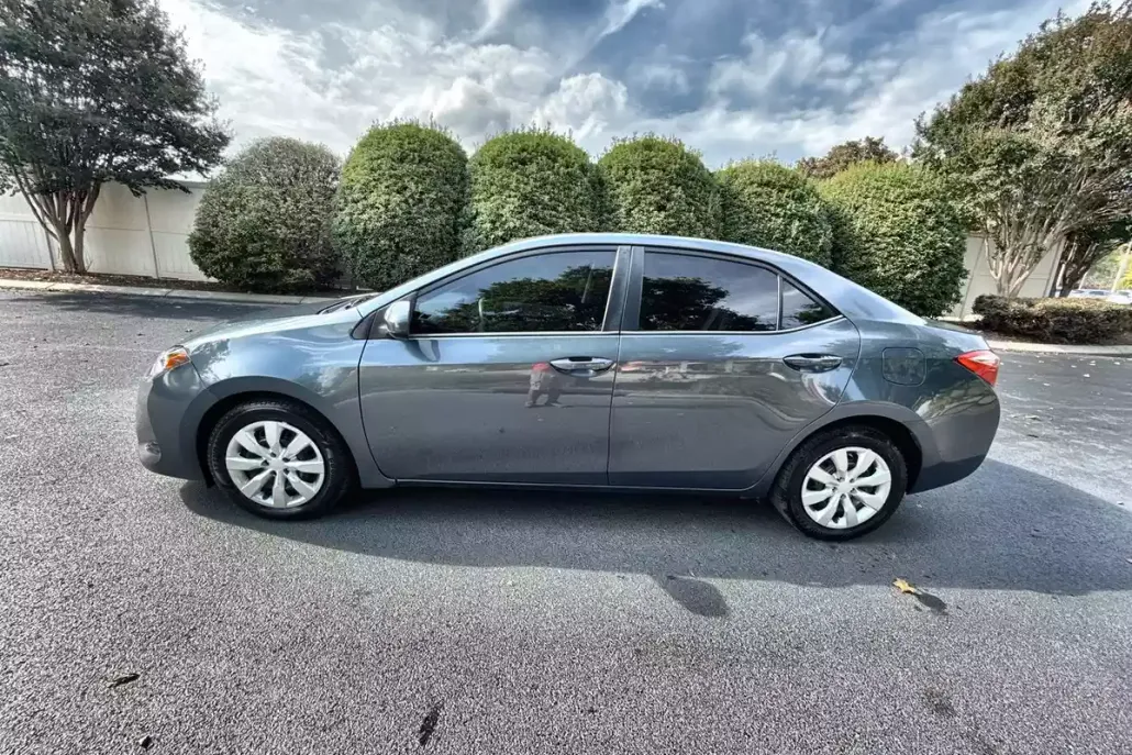 2019 Toyota Corolla LE photo 1