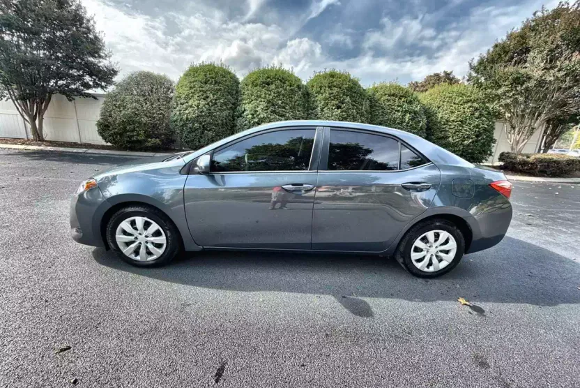 2019 Toyota Corolla LE photo 1