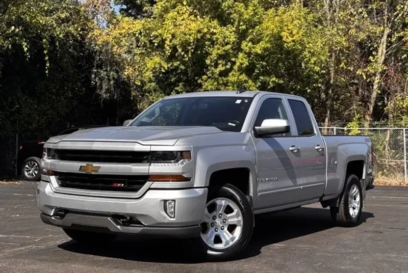 2018 Chevrolet Silverado 1500 LT photo 1