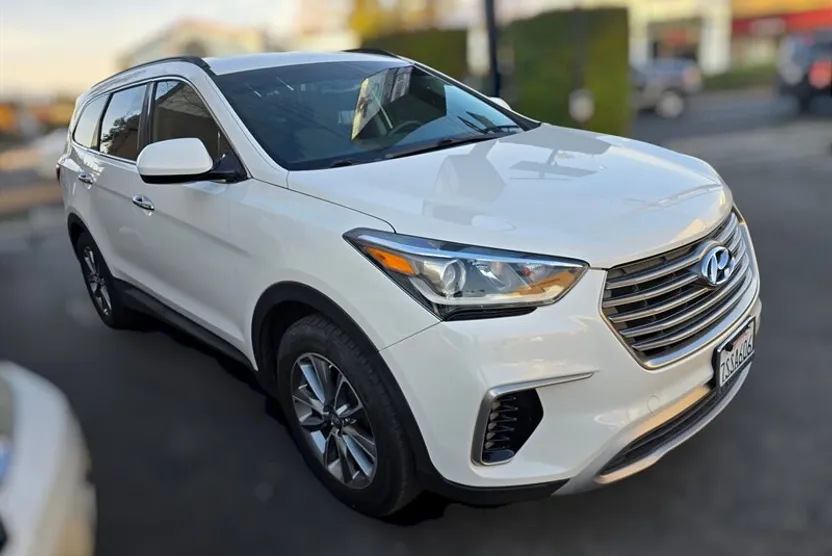 2017 Hyundai Santa Fe SE photo 1