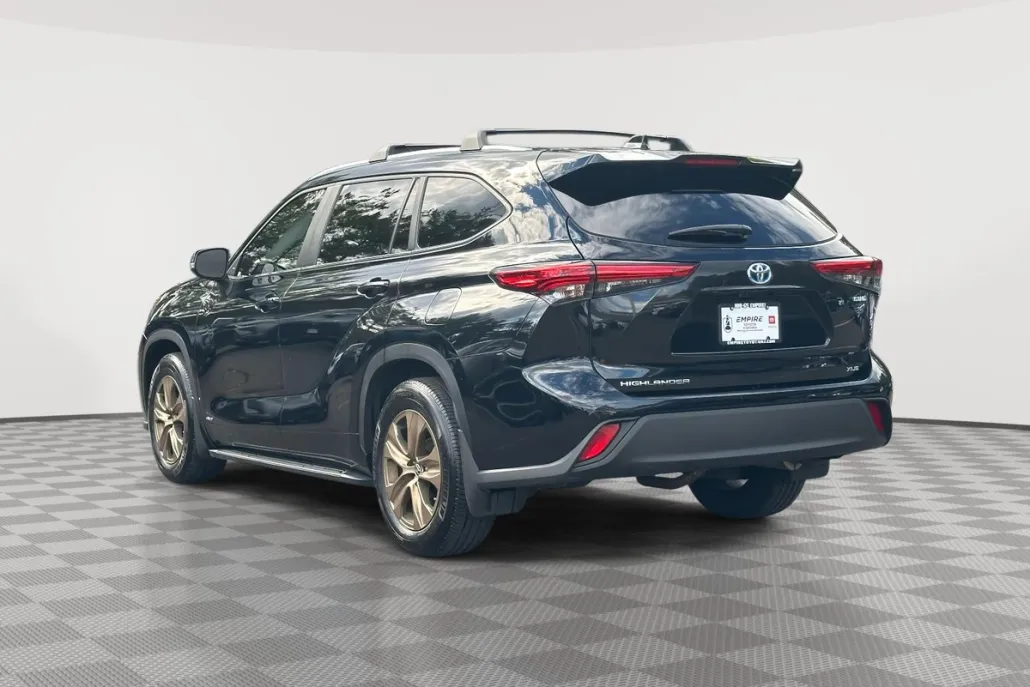 2023 Toyota RAV4 LE photo 1