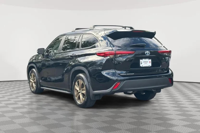 2023 Toyota RAV4 LE photo 1