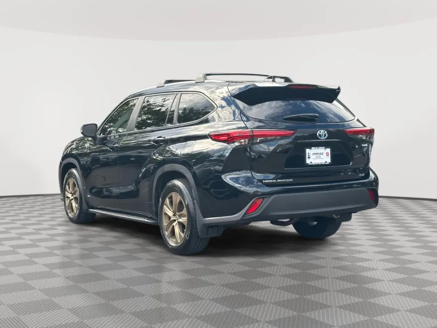 2023 Toyota RAV4 LE photo 1