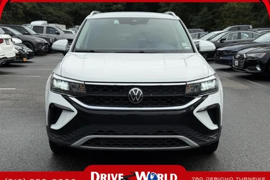 2023 Volkswagen Taos SE photo 1