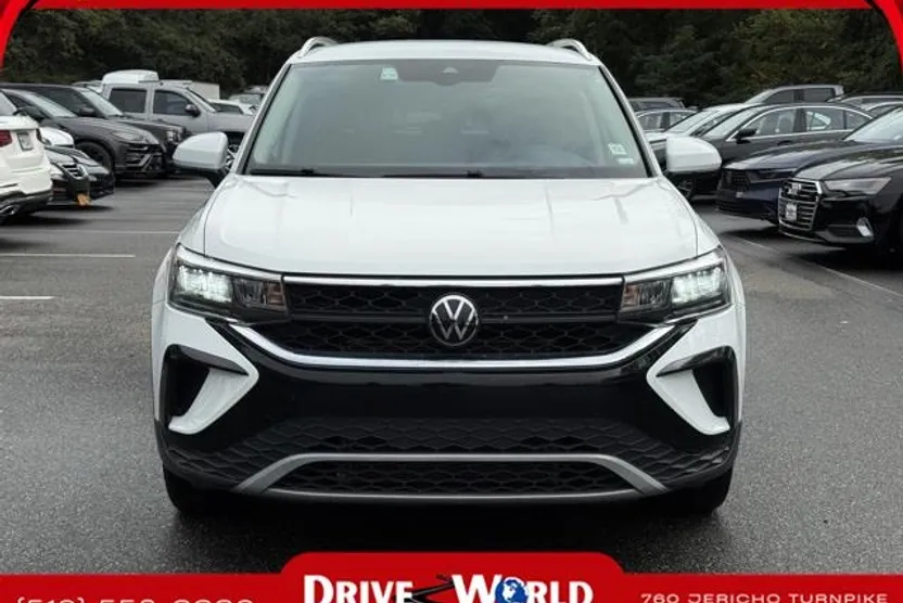 2023 Volkswagen Taos SE photo 1