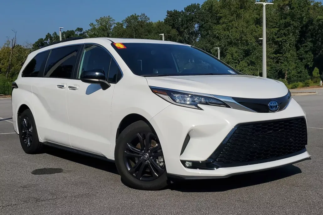 2024 Toyota Sienna XSE photo 1