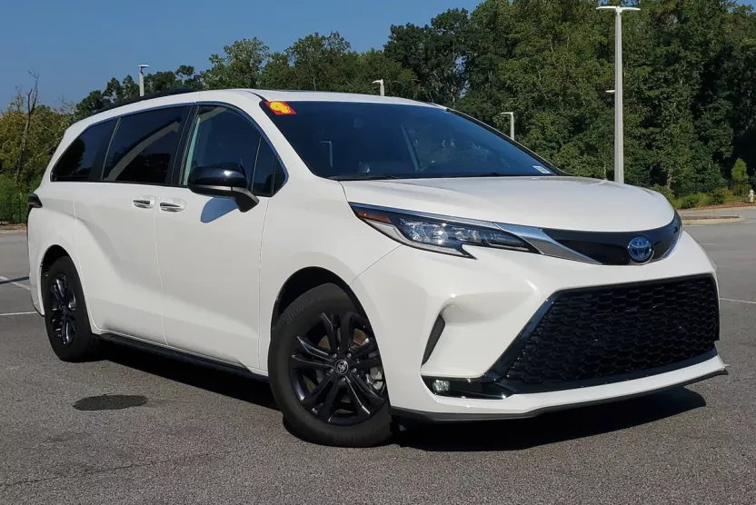 2024 Toyota Sienna XSE photo 1