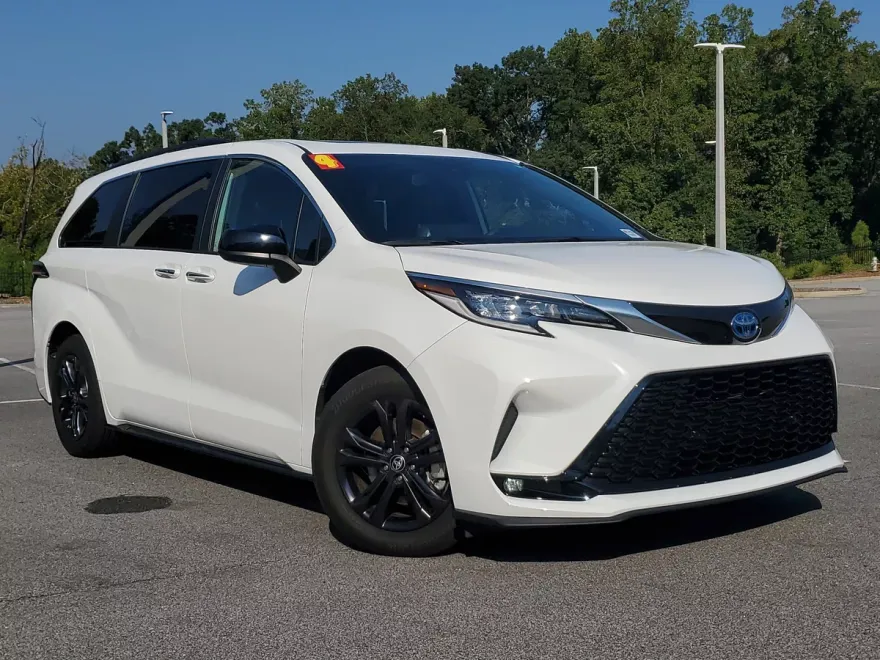 2024 Toyota Sienna XSE photo 1