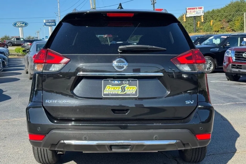2020 Nissan Rogue SV photo 1
