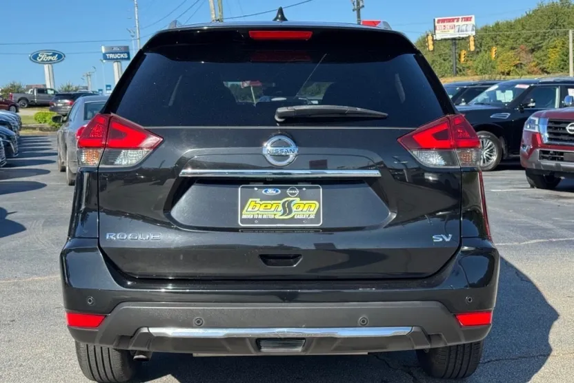2020 Nissan Rogue SV photo 1