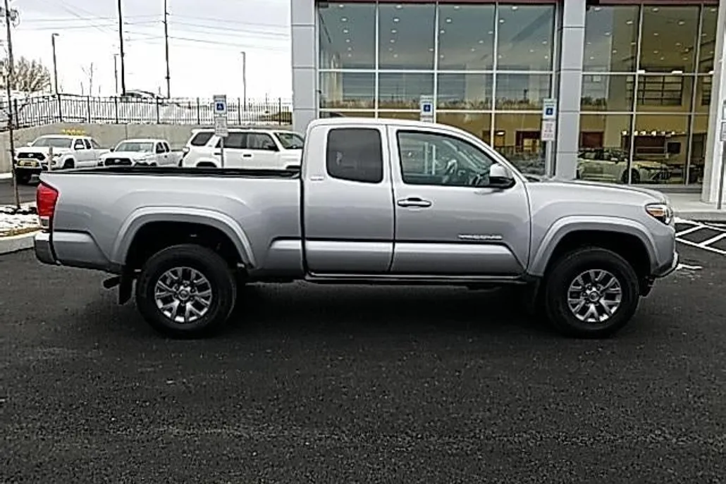 2016 Toyota Tacoma SR5 V6 photo 1