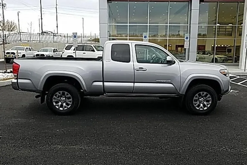 2016 Toyota Tacoma SR5 V6 photo 1