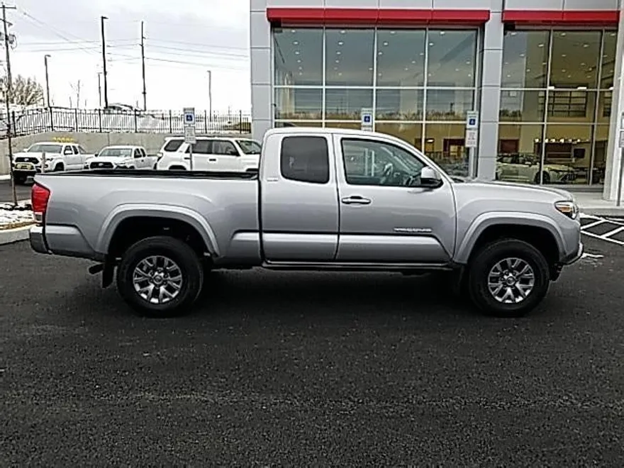 2016 Toyota Tacoma SR5 V6 photo 1