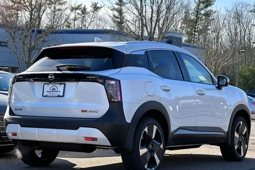 2025 Nissan Kicks SR photo 1