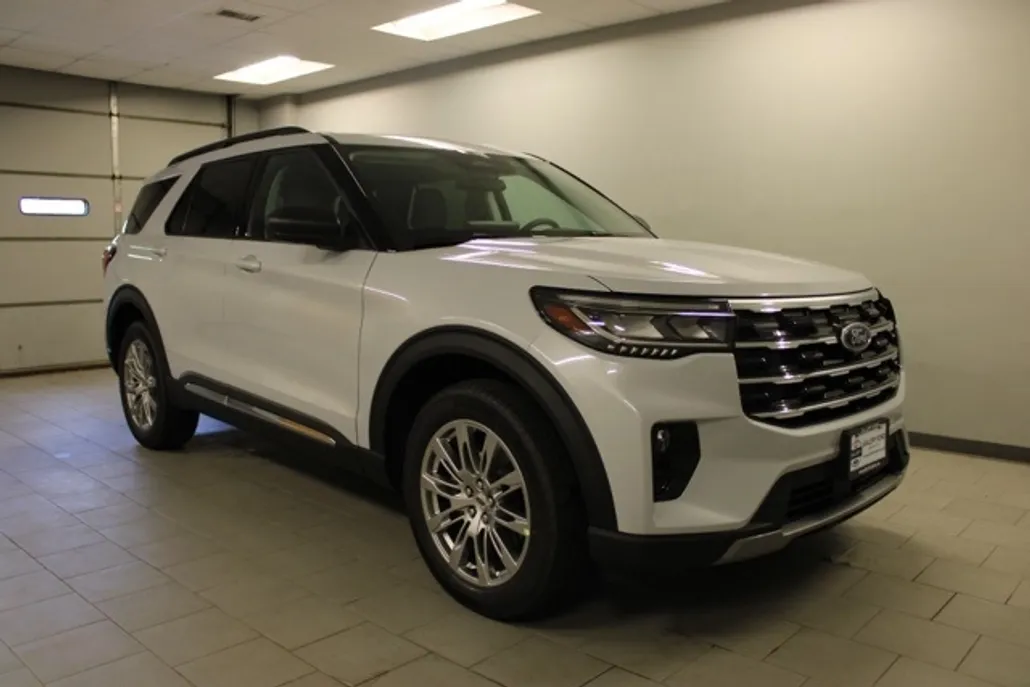 2025 Ford Explorer photo 1